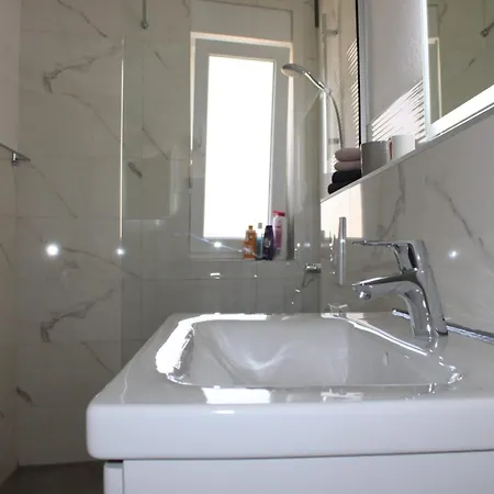 Merry - Free Garage & Parking *