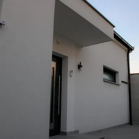 Merry - Free Garage & Parking