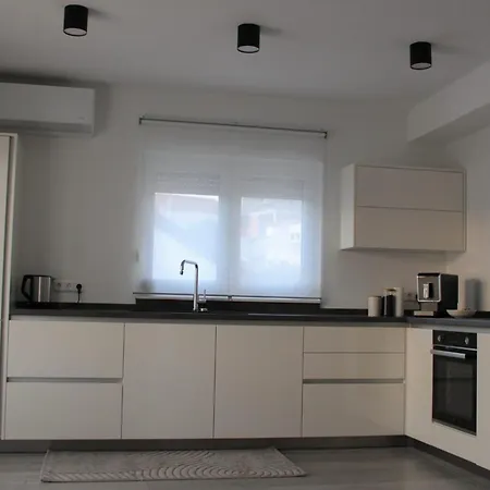 Merry Harmony Heights - Balcony & Free Garage & Parking Mostar