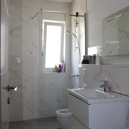 Merry - Free Garage & Parking *