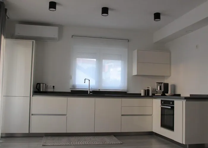 Merry Harmony Heights - Balcony & Free Garage & Parking Mostar